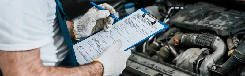 Checklist de verificare deasupra motorului intr-un service din Bistrita