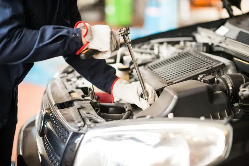 Strangerea suruburilor motorului cu cheia tubulara